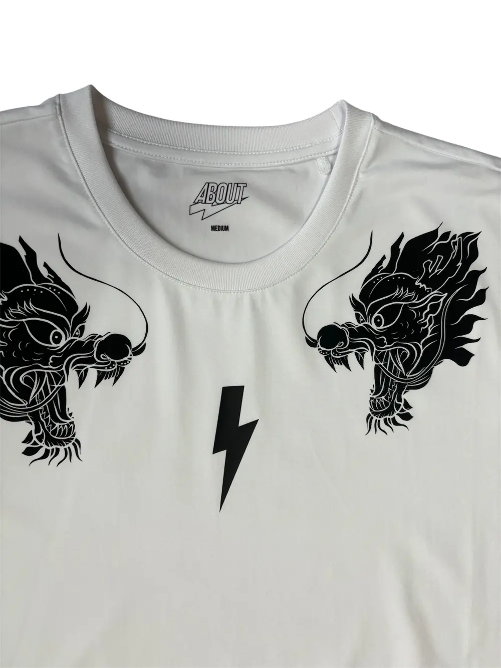 胸元に龍のグラフィックのTシャツ