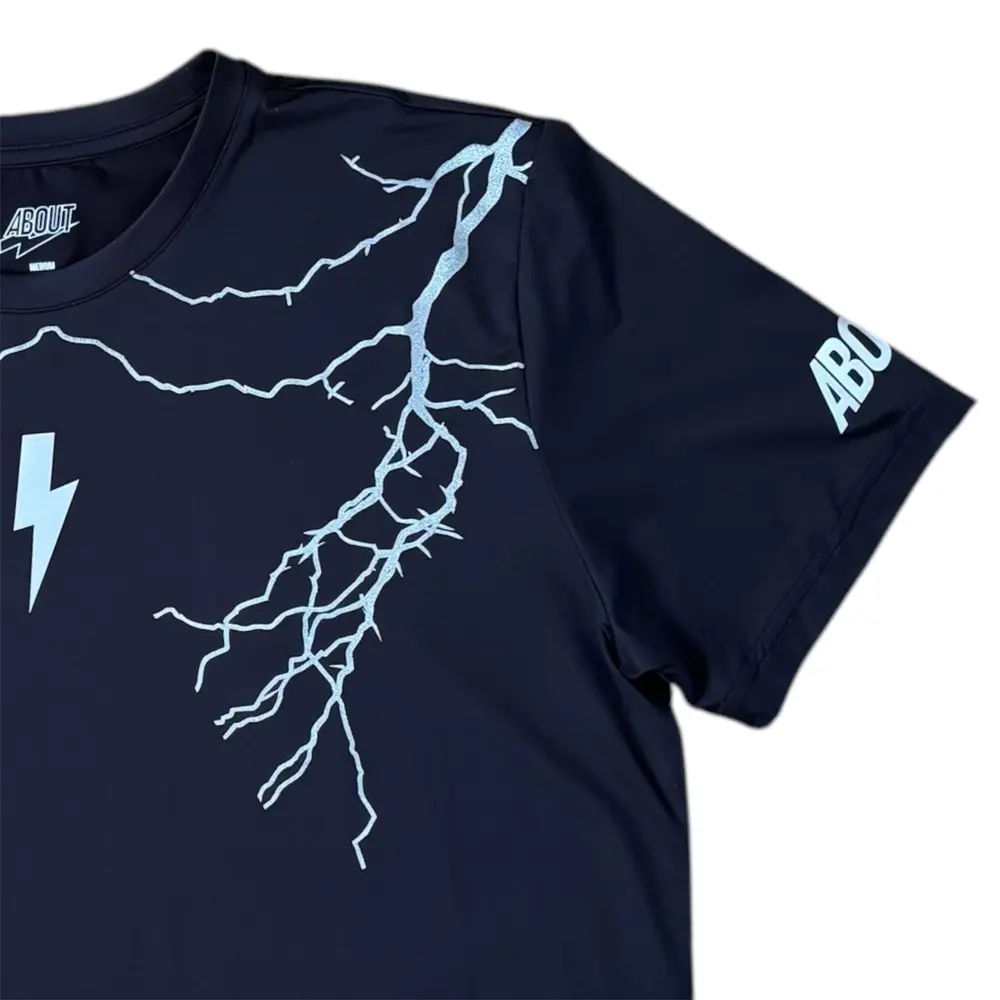 稲妻のグラフィックのネイビーTシャツ