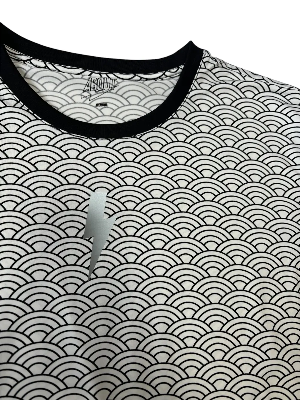 青海波柄のTシャツの襟元