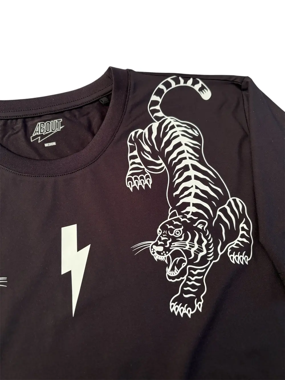 虎のグラフィックのTシャツ