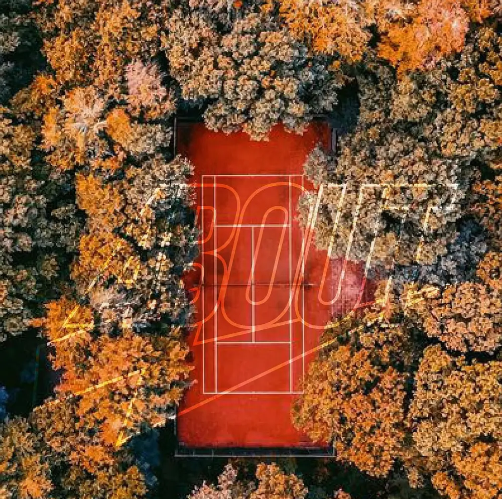 紅葉の森の中のクレーコート