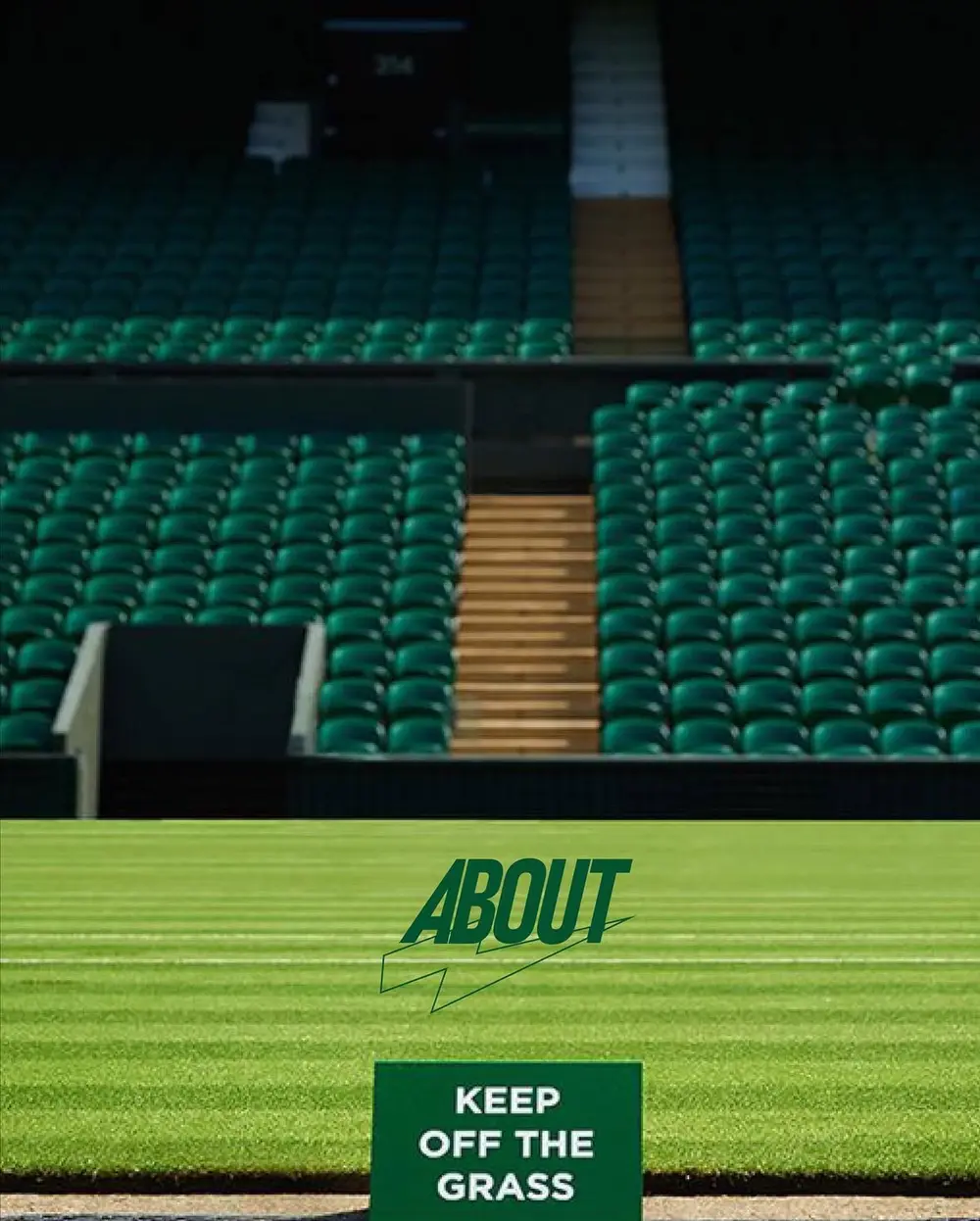 芝のコートと KEEP OFF THE GRASS のサイン