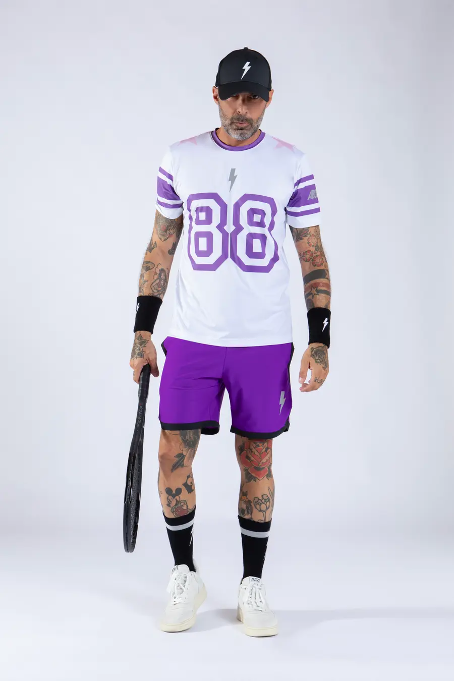 88 のナンバリングTシャツとバイオレットのショーツ