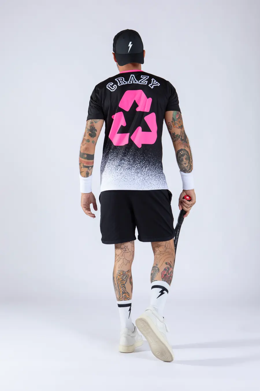 CRAZY のバックプリント、スプレーグラデーションのTシャツ