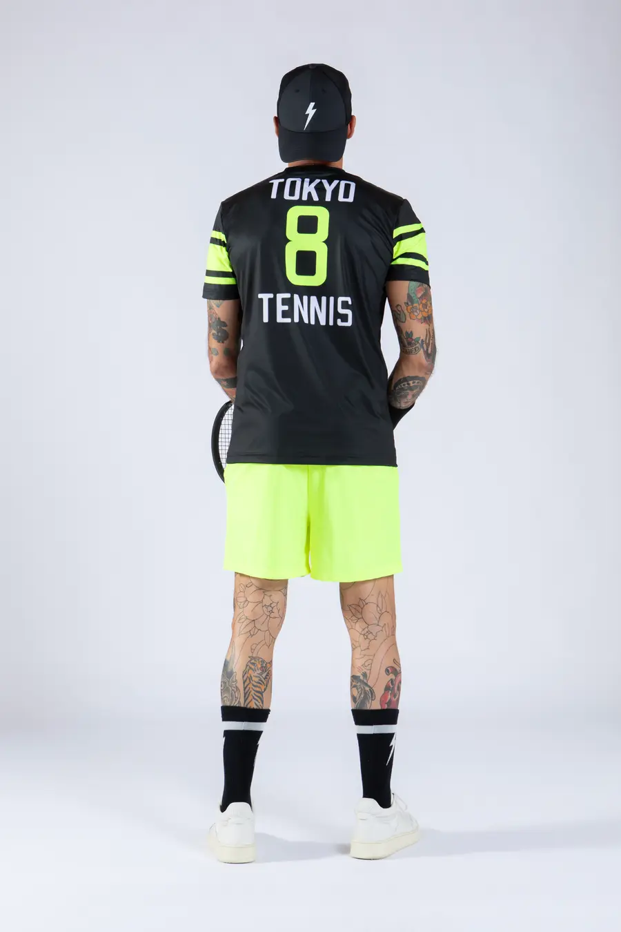 TOKYO 8 TENNIS の黒Tシャツとネオンイエローのショーツ